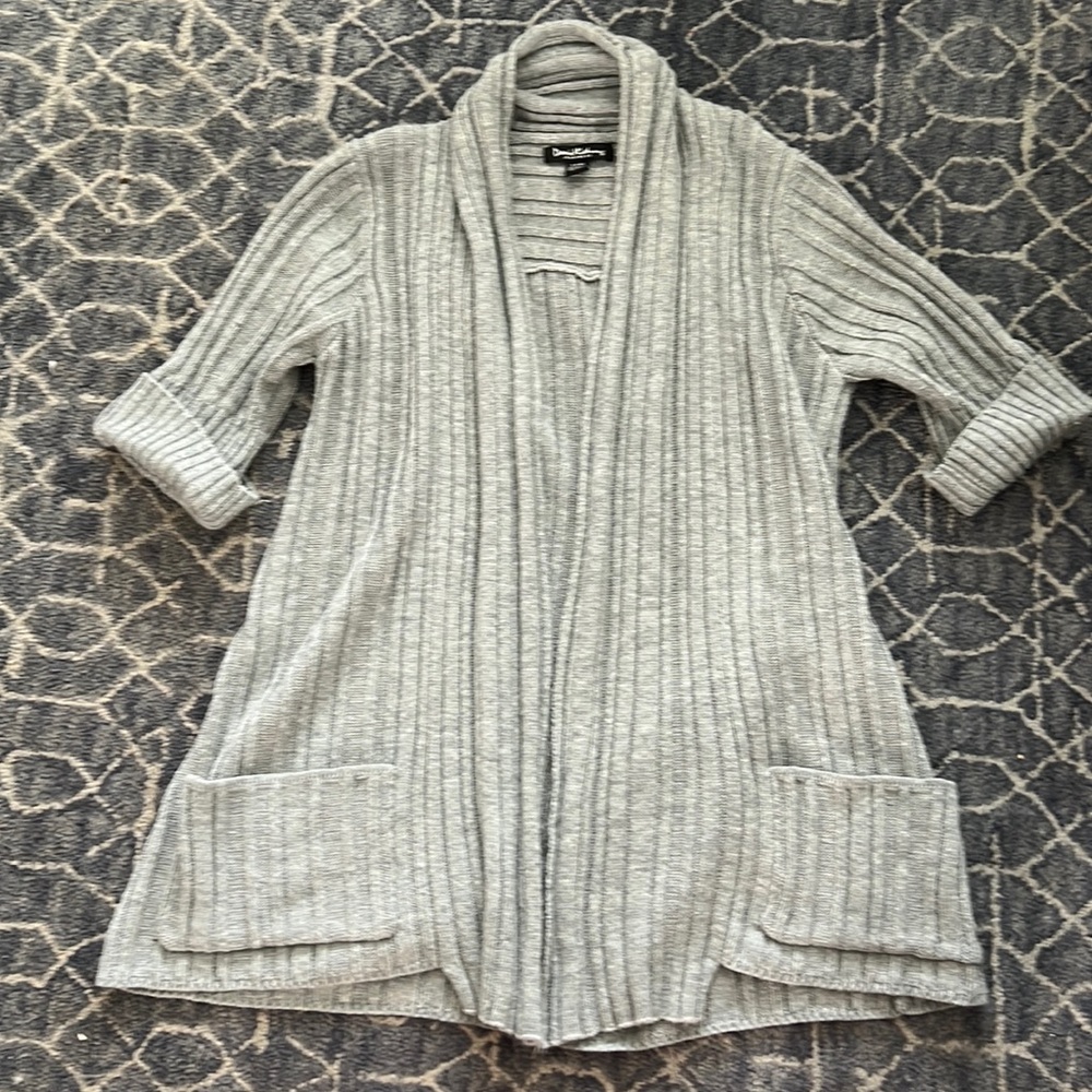 Women’s Sweater with POCKETS!!
